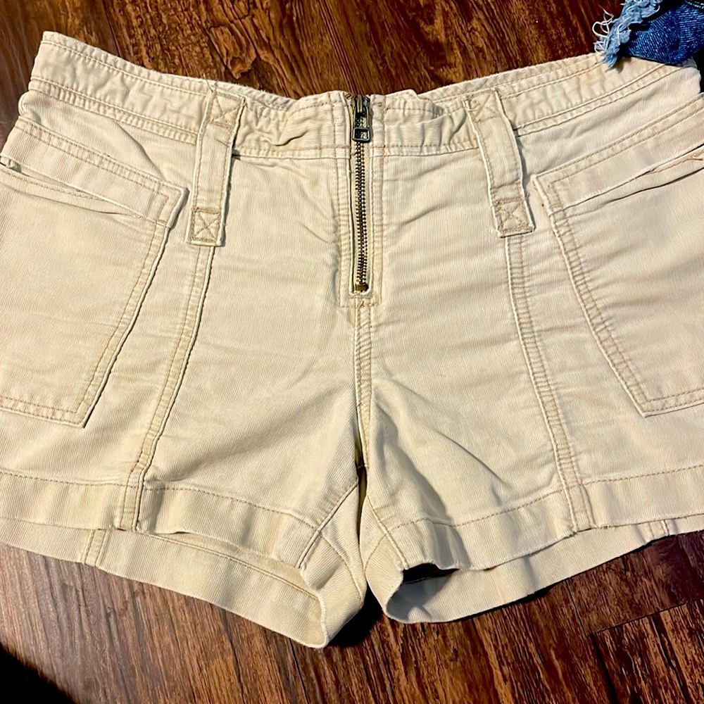 American Eagle khaki shorts size 6